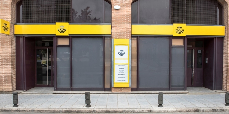 Correos pierde terreno en la paquetería: solo gestiona el 15,8% de los envíos en España
