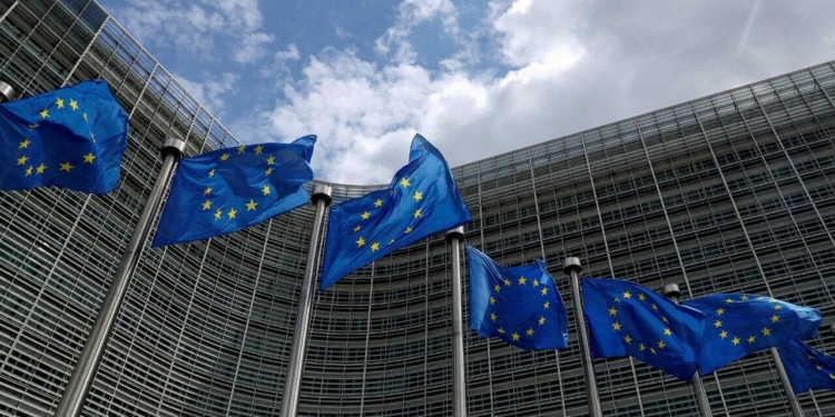 La UE introduce hoy normas que obligan que en diez años, los vehículos alcancen un 25 % de plastico reciclado.