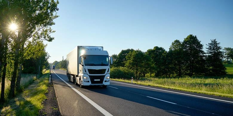 El plazo medio de pago a los transportistas cae a 47 días, aunque un tercio de los clientes incumple