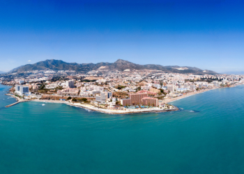 Vista aérea de la costa de Málaga con hoteles junto al mar y la sierra al fondo