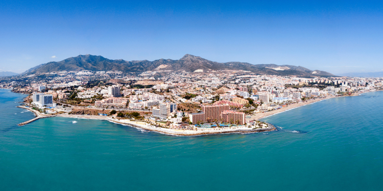 Vista aérea de la costa de Málaga con hoteles junto al mar y la sierra al fondo