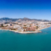 Vista aérea de la costa de Málaga con hoteles junto al mar y la sierra al fondo