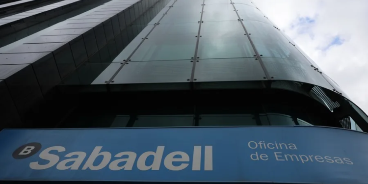 BPCE entra en Sabadell con un 7% y prepara una alianza estratégica