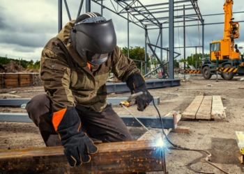 La facturación industrial sube un 10,8% en agosto y suma seis meses al alza
